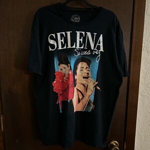 Gently used Selena sz 2x T-shirt !!